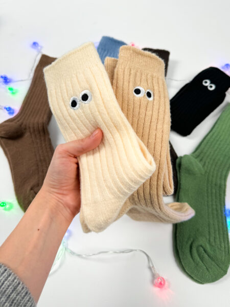 Warme Socken aus Kaninchenwolle mit gestickten Augen