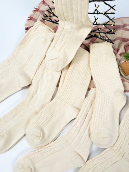 Warme, weiße Wollsocken