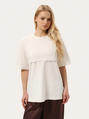 T-Shirt in Milchfarbe mit weißer Spitze