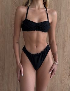 Schwarzer Badeanzug mit Bandeau-Top und Rüschen