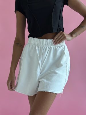 Cremefarbene Shorts aus dreilagigem Strick mit dekorativen Nähten