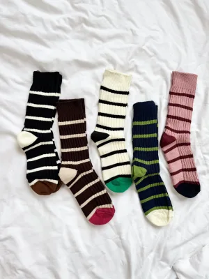 Set aus warmen Socken mit bunten Streifen