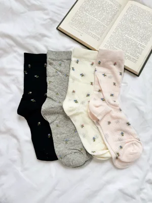 Halbtransparente Damensocken mit Blümchen
