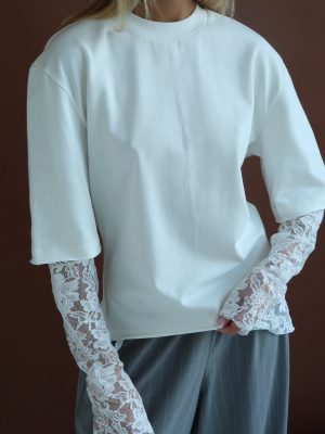 Cremefarbenes, figurbetontes Longsleeve mit Spitzenärmeln