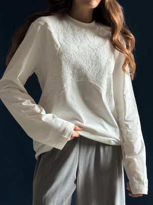 Oversize-Langarmshirt in Milchfarbe mit Spitzenbesatz auf der Brust