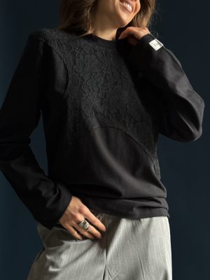 Schwarzes Oversize-Longsleeve mit Spitze auf der Brust