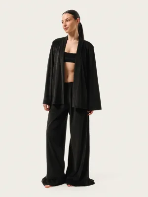 Schwarzes Samt-Set in drei Teilen: Hose mit Rüschen, Kimono und Top