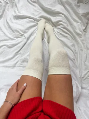 Milchfarbene Basic-Overkneesocken