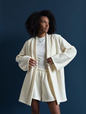 Dreiteiliges milchfarbenes Home-Set aus warmem Frottee: Kimono, T-Shirt und Shorts