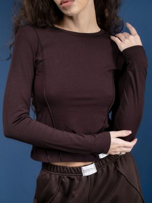 Dunkelbrauner Slim-Longsleeve mit dekorativen Nähten