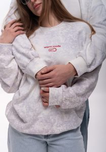Unisex-Sweatshirt mit Thermoeffekt und Stickerei „Warm mode: ON”