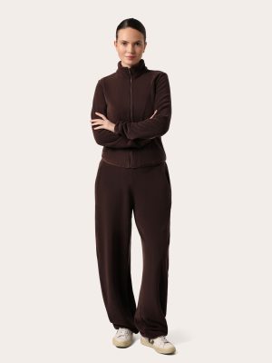 Schokoladenfarbener Anzug aus Premium-Fleece mit figurbetontem Zip-Hoodie