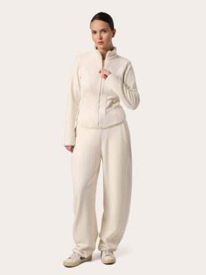 Milchfarbenes Set aus Premium-Fleece mit figurbetontem Zip-Hoodie