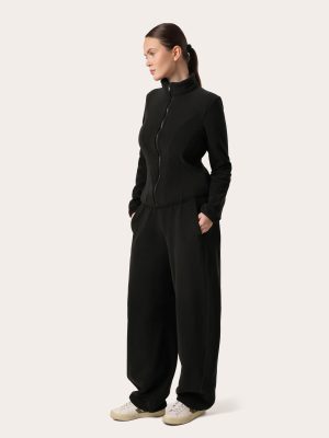Schwarzes Set aus Premium-Fleece mit figurbetontem Zip-Hoodie