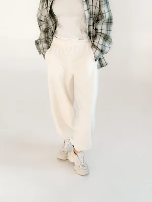 Milchfarbene Jogger aus Premium-Fleece