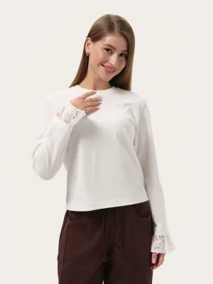 Milchfarbenes minimalistisches Longsleeve mit Spitze an den Ärmeln