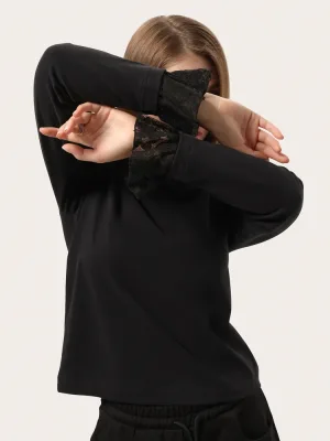 Schwarzes minimalistisches Longsleeve mit Spitze an den Ärmeln