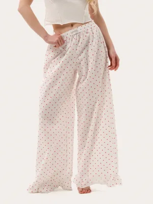 Milchfarbene Sommerhose mit Rüschen und Herzmuster