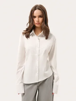 Milchfarbene taillierte Bluse mit asymmetrischem Saum
