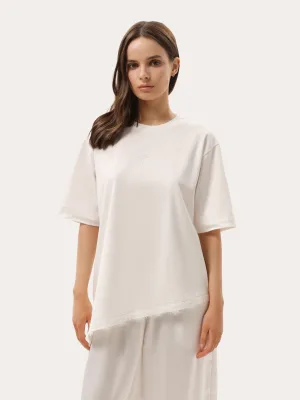 Milchfarbenes Kurzarmshirt mit asymmetrischem Spitzensaum