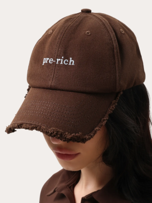Braune Cap mit „Pre-rich“-Stickerei