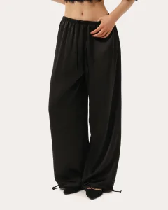 Schwarze Satinhose mit Bindebändern
