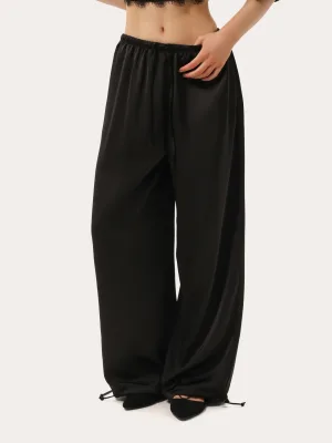 Schwarze Satinhose mit Bindebändern