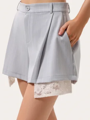 Mini-Shorts mit Streifen und Spitzentaschen