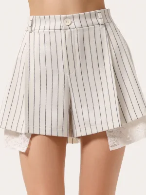 Gestreifte Mini-Shorts mit Spitzentaschen – Cremefarben